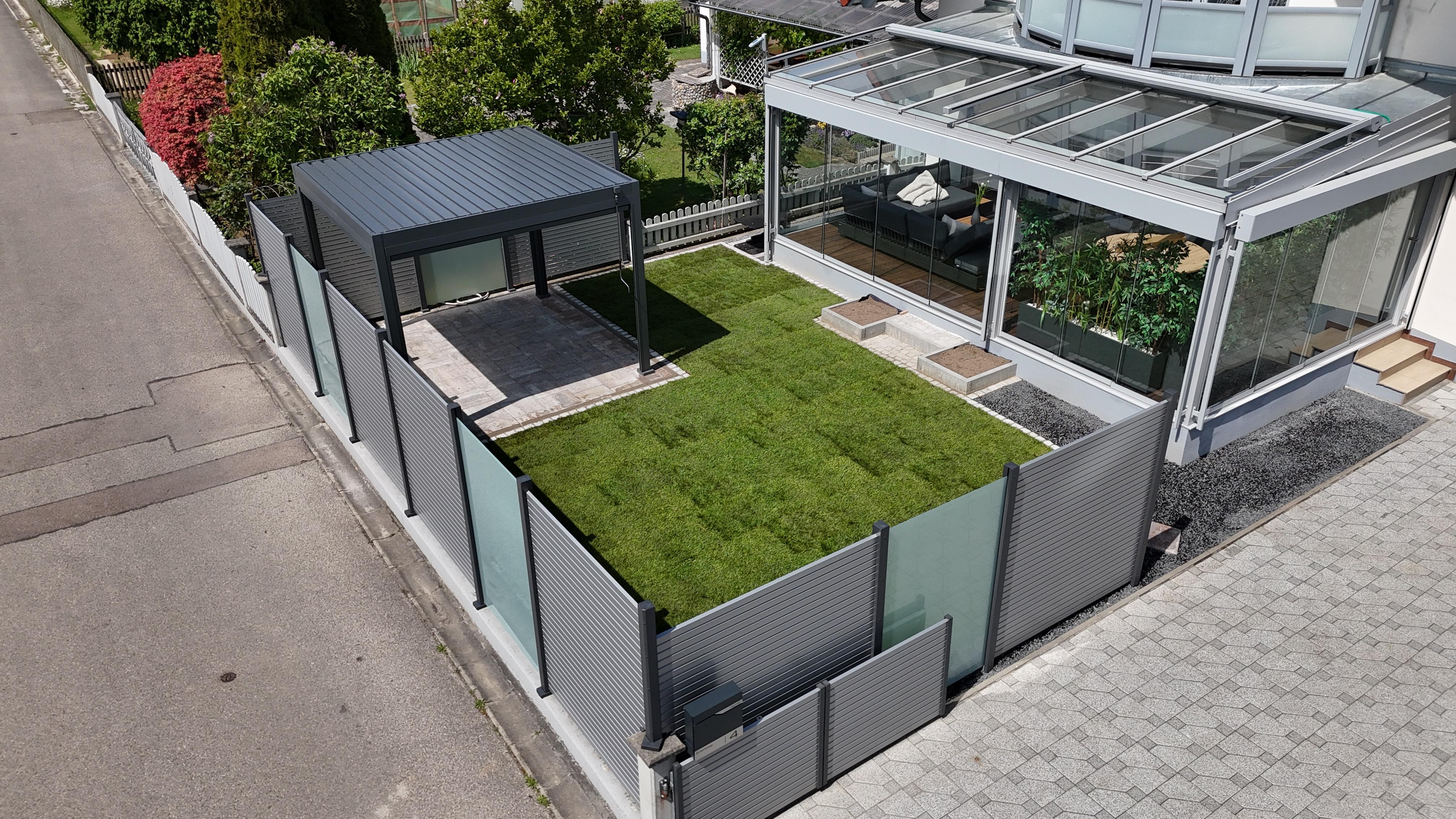 Hochwertig gestaltete Gartenanlage mit Rasen, Terrasse und klarer Einfassung
